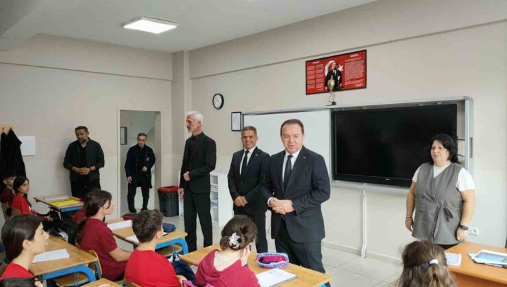 Zonguldak İl Milli Eğitim Müdürü Keskin, Gazi Ortaokulunda bayrak törenine katıldı