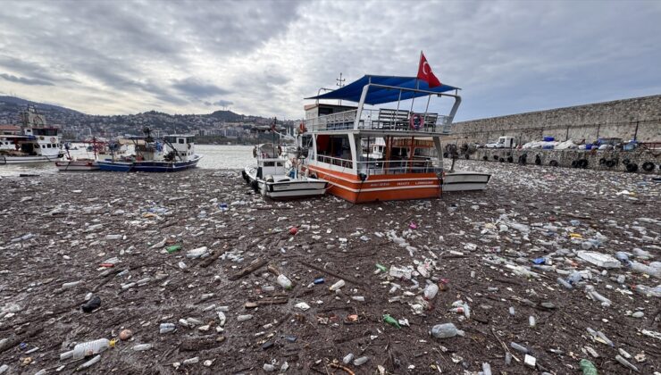 Zonguldak Limanı’nda sağanak sonrası evsel atıklar ve pet şişeler birikti
