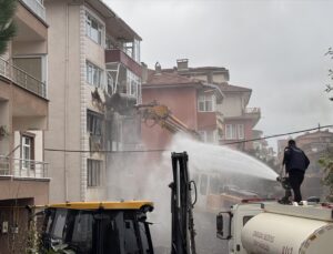 Zonguldak’ta çatlaklar nedeniyle boşaltılan 5 katlı binanın kontrollü yıkımı başladı