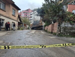 Zonguldak’ta çökme riskli 4 katlı apartmanın yıkımına başlandı, 14 daire boşaltıldı