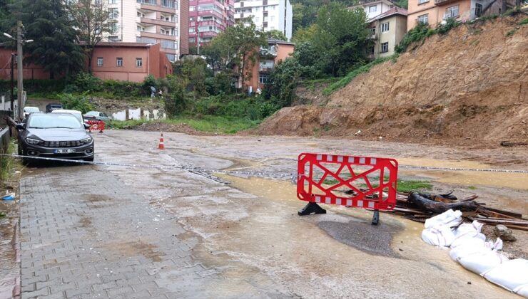 Zonguldak’ta sağanak nedeniyle heyelanlarda istinat duvarı çöktü, bir ev boşaltıldı